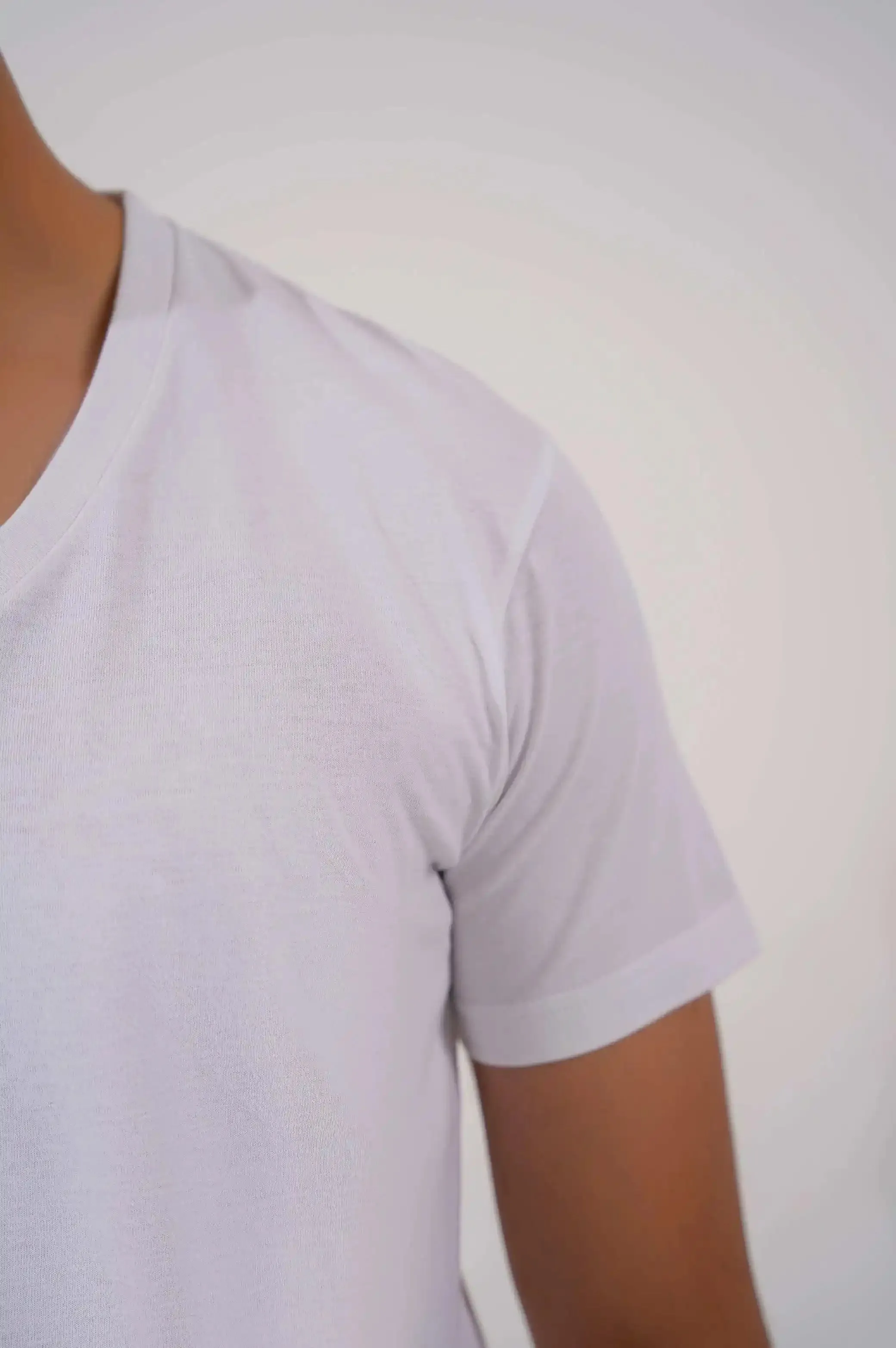 BASIC V NECK T-SHIRT