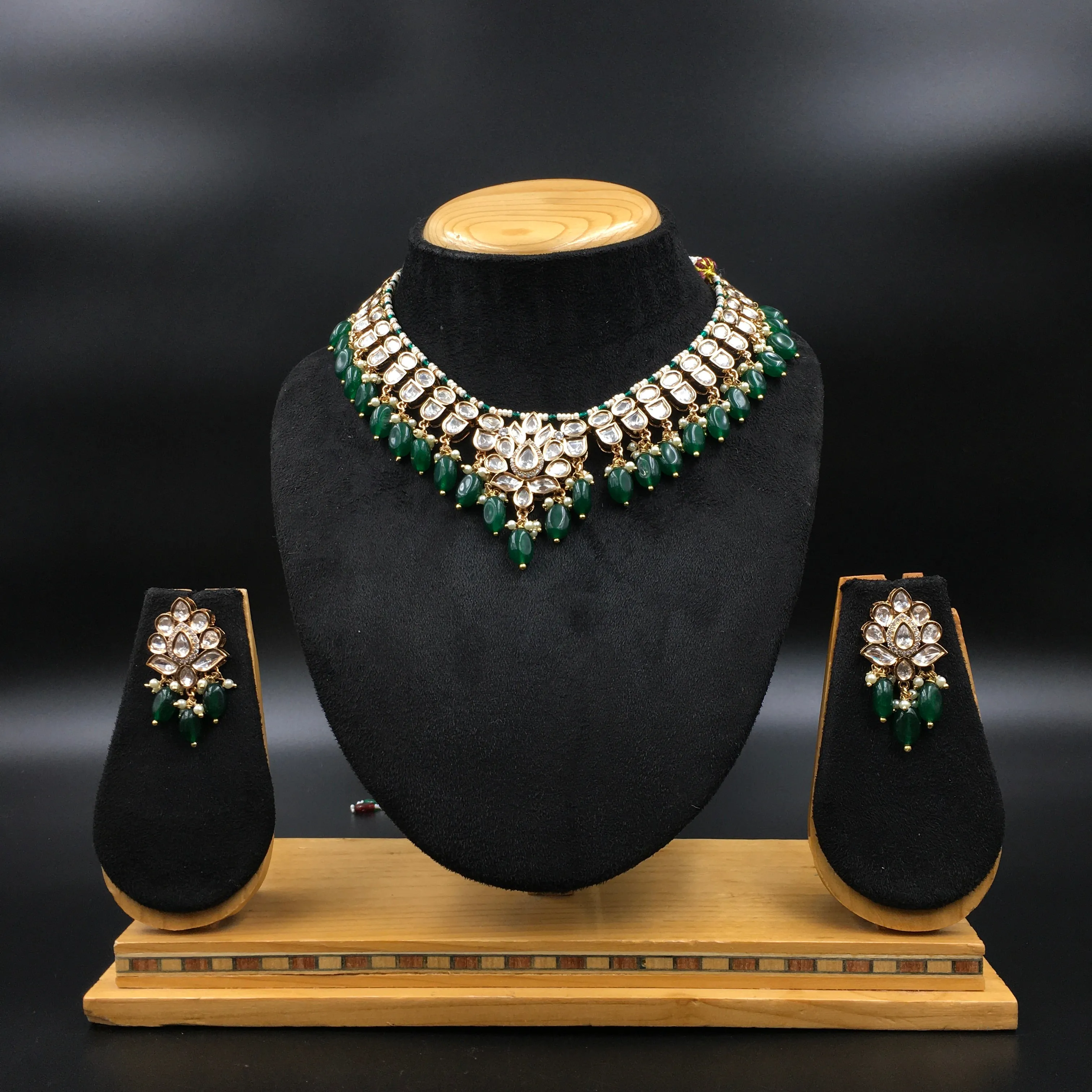 Round Neck Kundan Necklace Set 12208-28